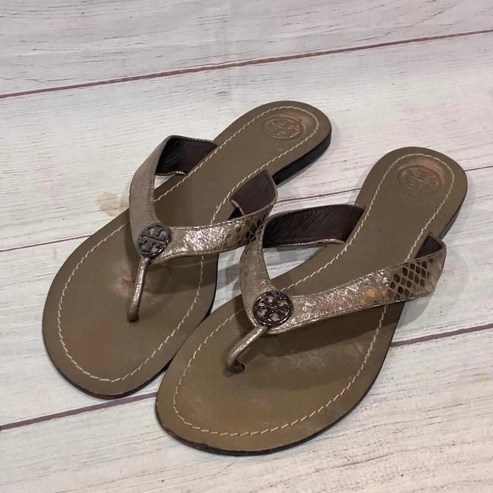 Tory Burch Thora Sandals Womens 8.5 Taupe Metallic Snake‎ Print Logo Medallion